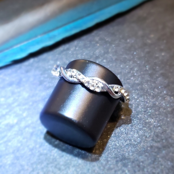 🆕 Sterling & Diamond Crystal Twist Ring 🆕 - Picture 5 of 9